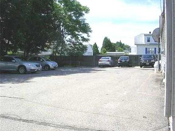 5th image of 365 Waterman Ave