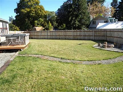 Fenced in backyard/Deck/Fire pit!