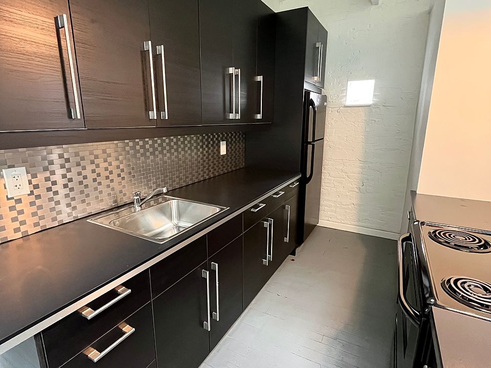 2nd image of 1211 N Lovegrove St #2