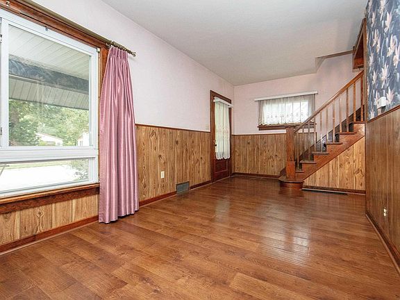 5th image of 409 1st St SE