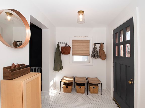 3rd image of 3320 Royal Pl