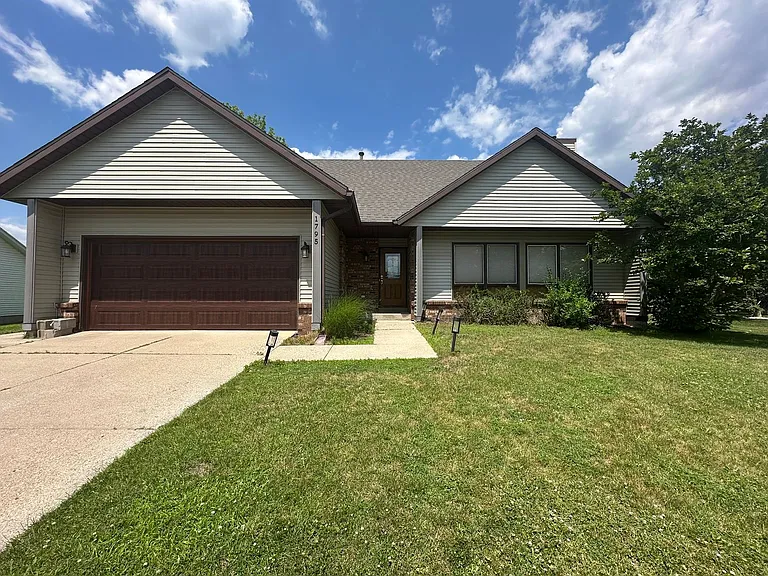1795 Forest Lake Dr SE — Photo 1