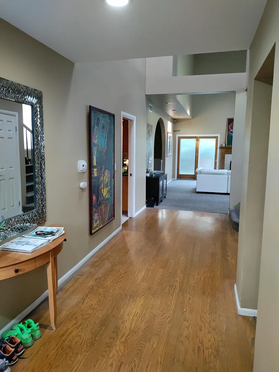 Entry way. - 19251 Oxnard St