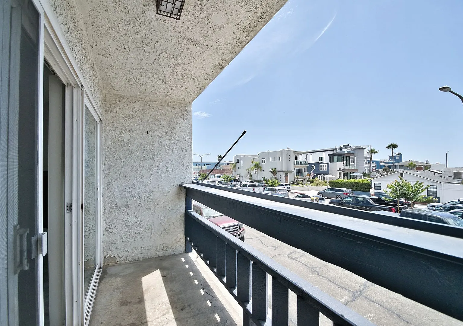 Bright 1 Bedroom Condo - 1 Block to Hermosa Beach — Photo 2