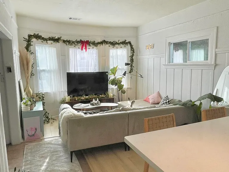 866 Athens Ave — Photo 2