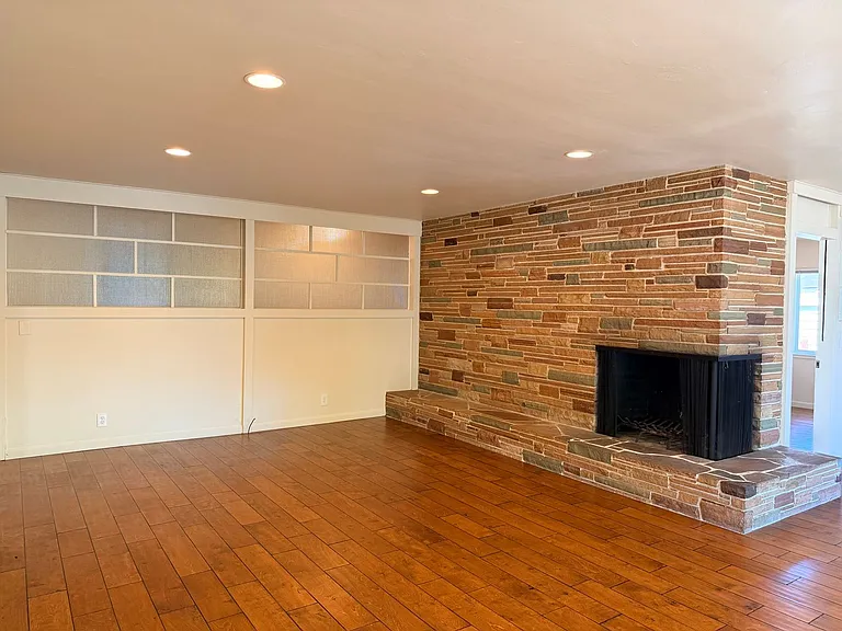 960 Forest Ave — Photo 3