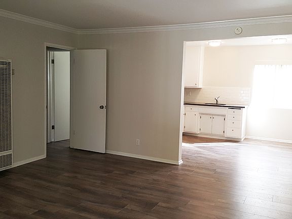 3rd image of 48 Broadmoor Plz APT 16