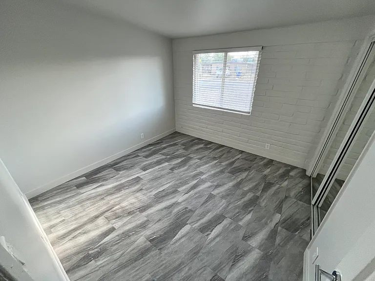 2933 N Euclid Ave — Photo 27