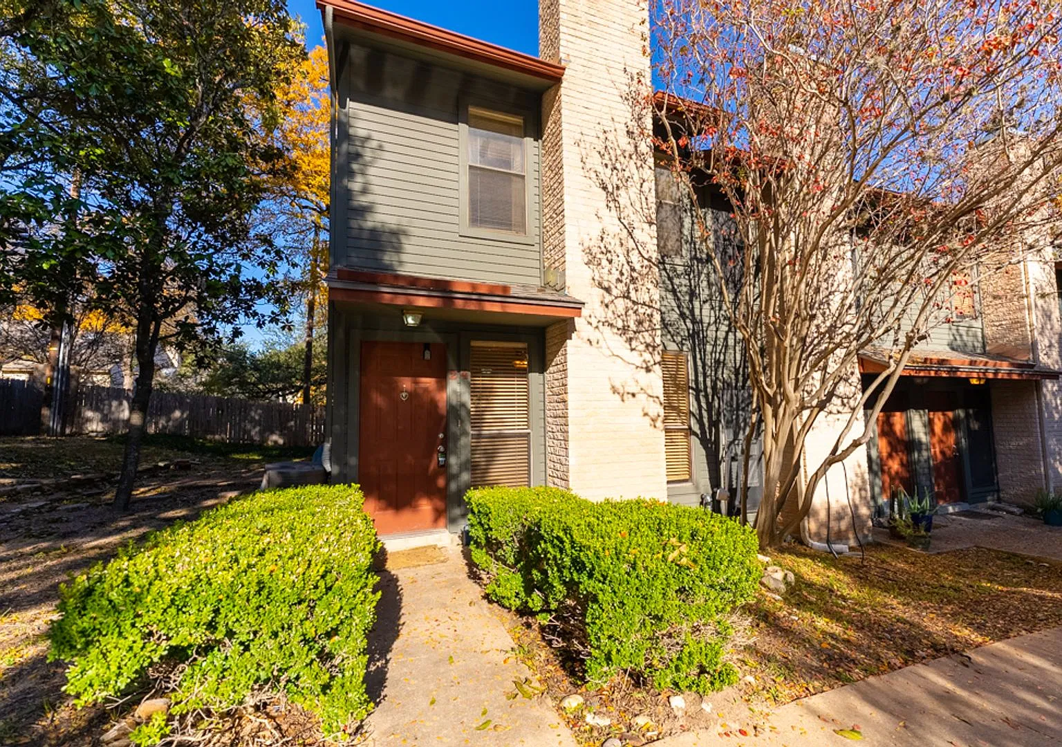 Conveniently Located 2 Bedroom/1.5 Bath Townhome in 78704 Area! — Photo 1