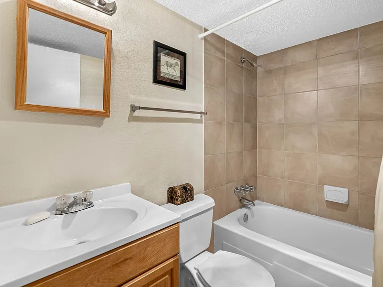 Park East Apartments — Photo 4