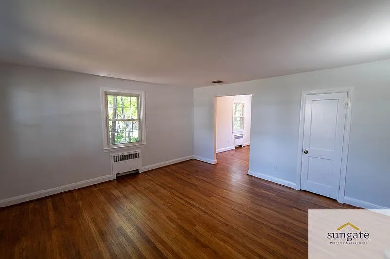 3 bed, 1.5 bath, 1240 sqft, $2,500 — Photo 3