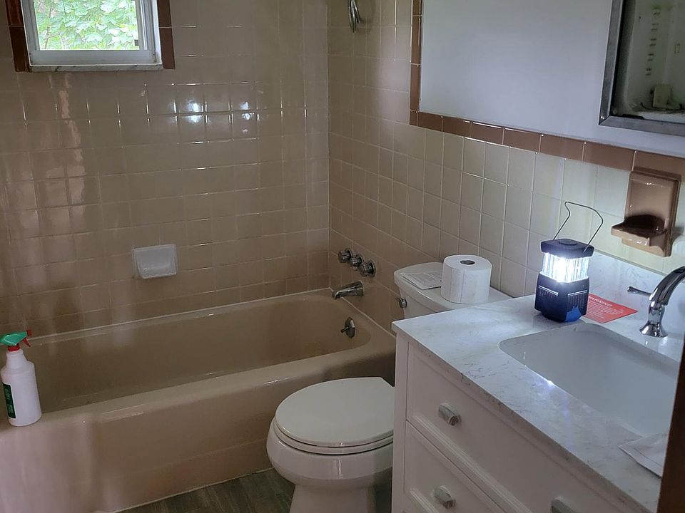 Fully renovated and updated bathroom. Dual showerhead, new toilet, vanity, sink, floor and LED lights.