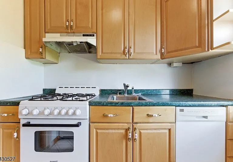 415 Claremont Ave — Photo 18