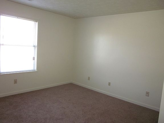 4th image of 412-414 Laurel Ln