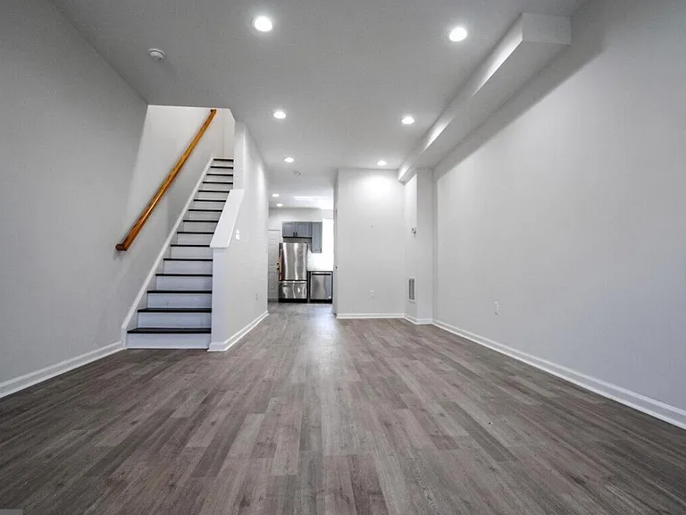 2727 E Monument St — Photo 8