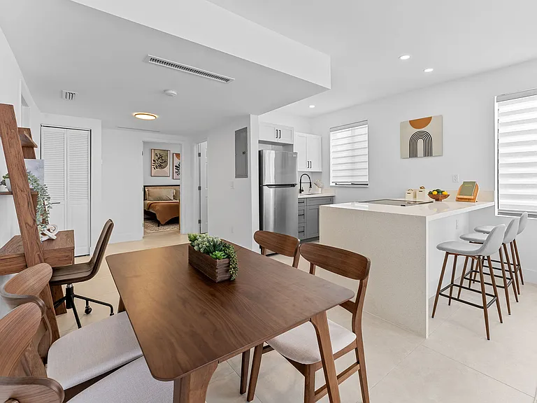 1144 SW 4th St #8 — Photo 4