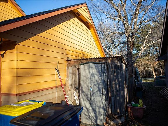5th image of 2202 E Crestwood Dr