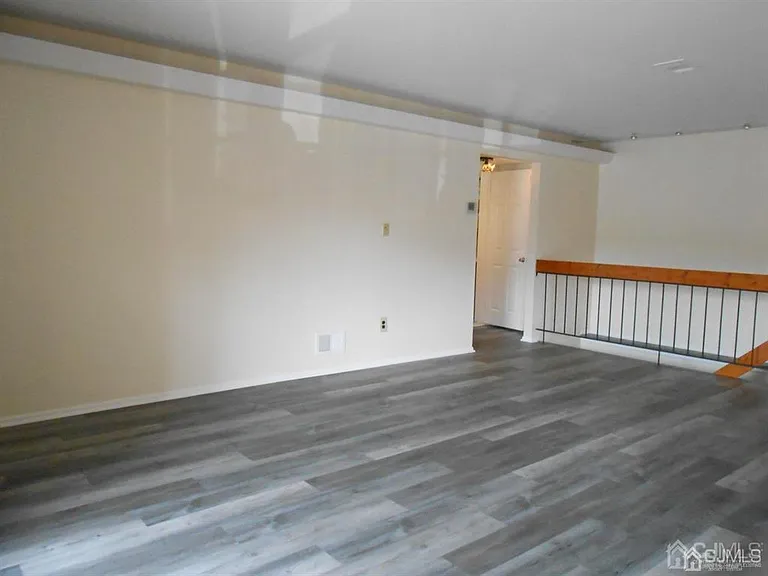 512 Sharon Gdn — Photo 8