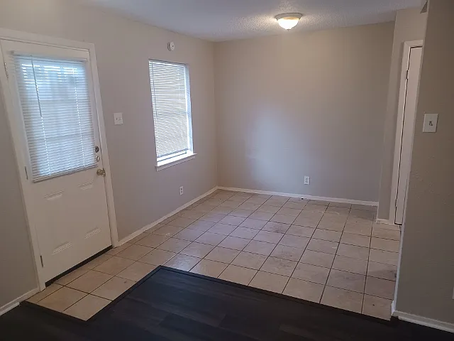 3 bed, 1.5 bath, 1299 sqft, $1,625 — Photo 3