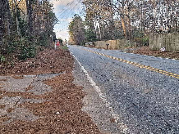 3rd image of 1054 Roscoe Rd