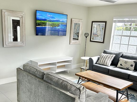 2nd image of 940 Charles St #2