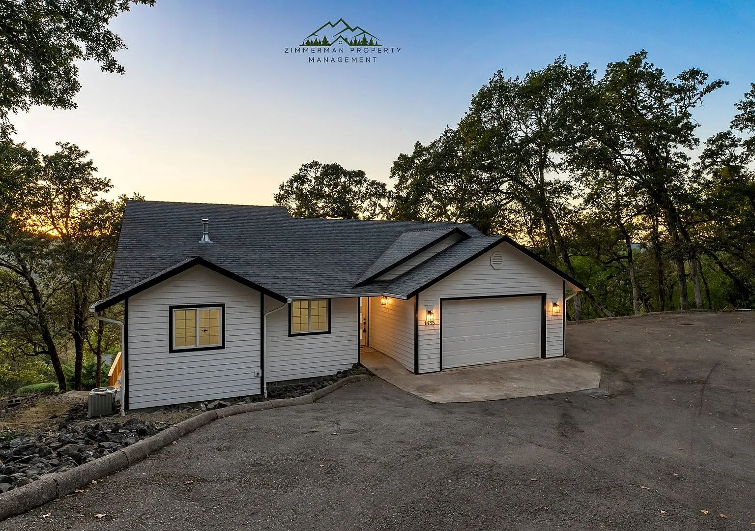 4 bedroom 2.5 bathroom home with Panoramic views! — Photo 2