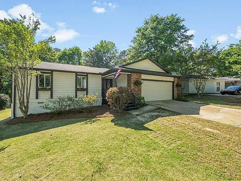 4 bed, 2100 sqft, $2,300 — Photo 2