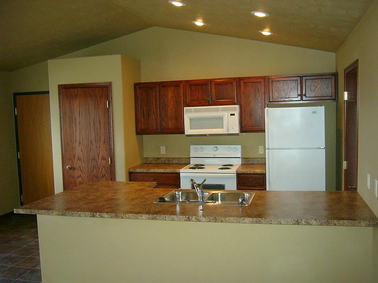 2 bed, $895 — Photo 3