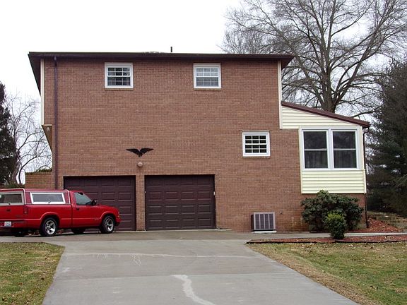 5th image of 215 Jo Etta Dr