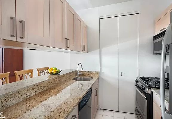 3rd image of 101 W 79th St APT 11E