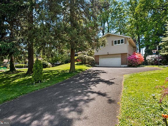 5th image of 1076 Devon Rd