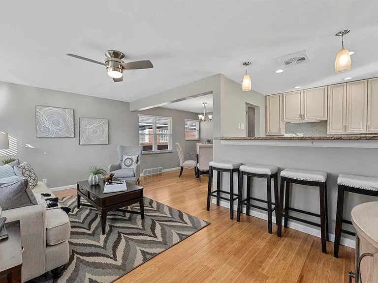 1614 Bredell Ave — Photo 4