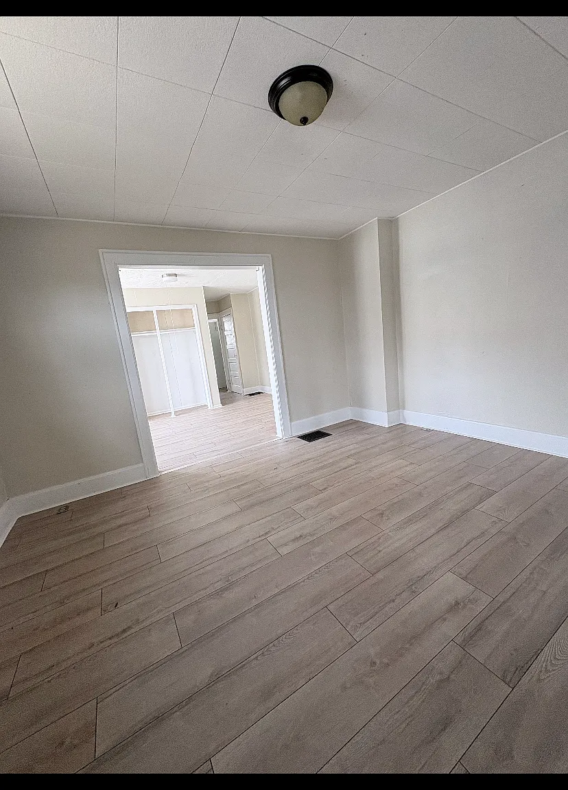 3 bed, 1.5 bath, 2200 sqft, $1,350 — Photo 2