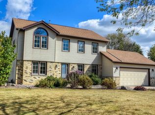8206 S Four Oaks Ct, Franklin, WI 53132