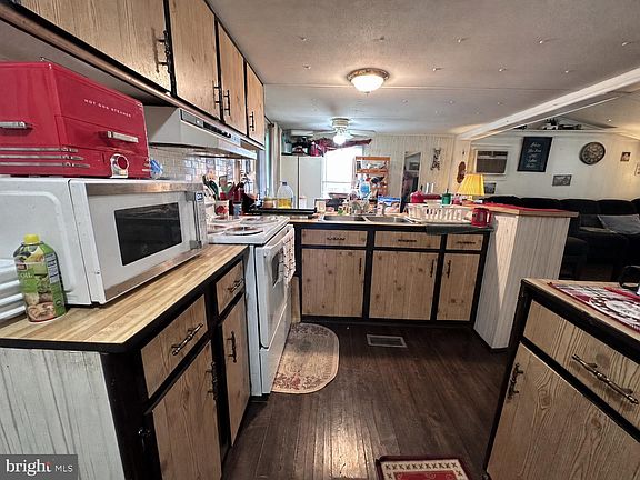 5th image of 80 Potomac St