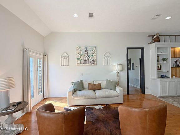 5th image of 431 Monterey Rd