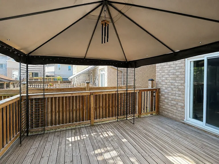72 Newcastle Dr — Photo 31