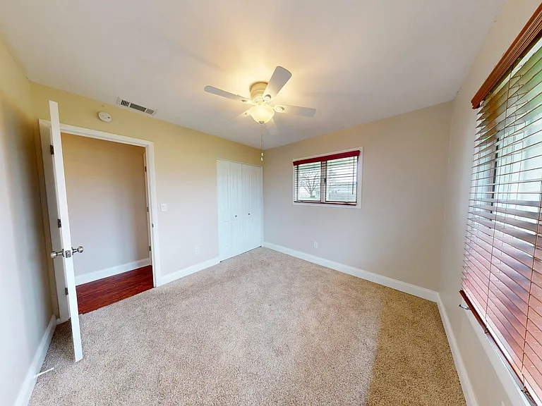 940 E Hickory Grove Rd — Photo 27