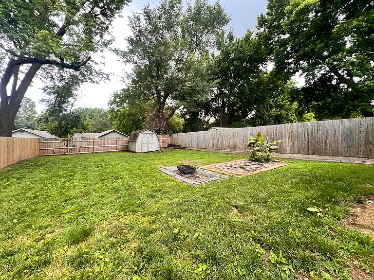 204 E Robberson St — Photo 25
