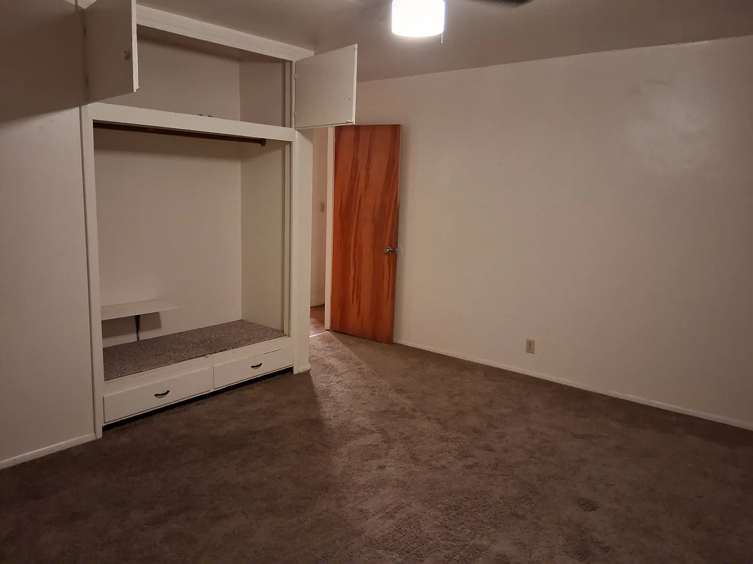 3 bed, 1200 sqft, $900 — Photo 1