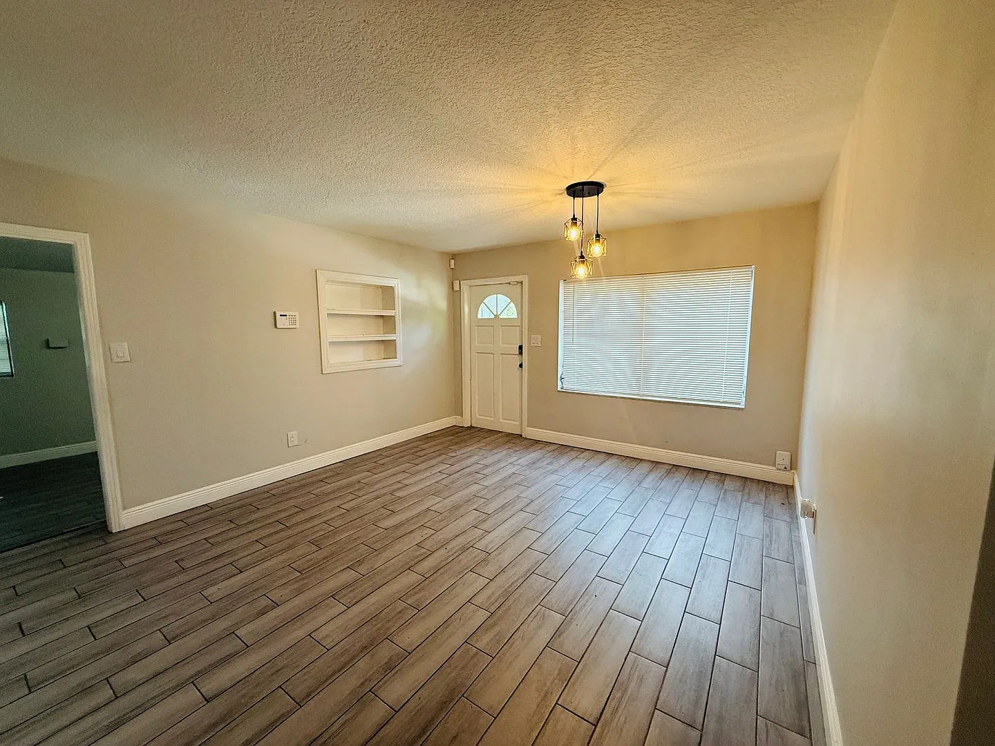 Come see this beautiful 4 bedroom, 2 bath home for rent near Busch Gardens! — Photo 3