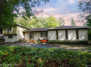 1515 Gravel Ridge Dr, Rochester Hills, MI 48307