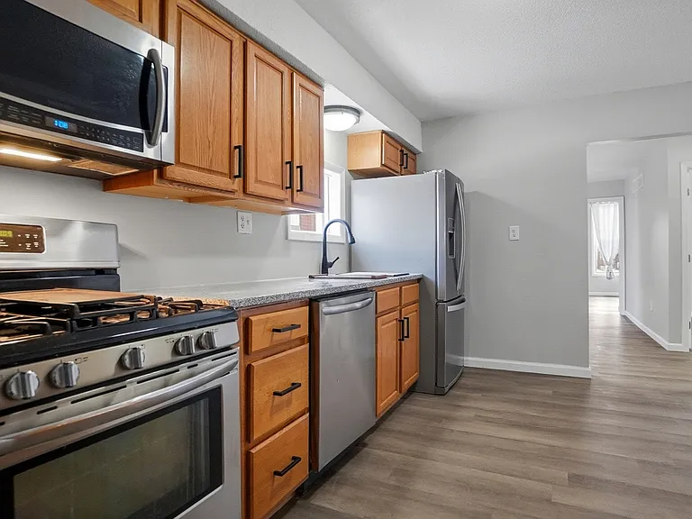 1225 E Lewis St — Photo 3