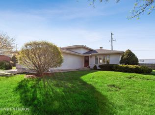 8691 Ailsworth Dr, Darien, IL 60561