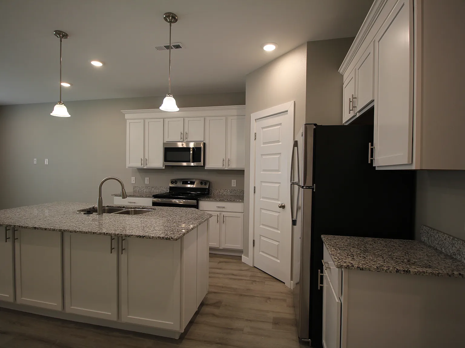 3 bed, 2.5 bath, 1370 sqft, $1,550 — Photo 3