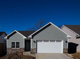 1634 Irish Woods Cir, Davenport, IA 52807