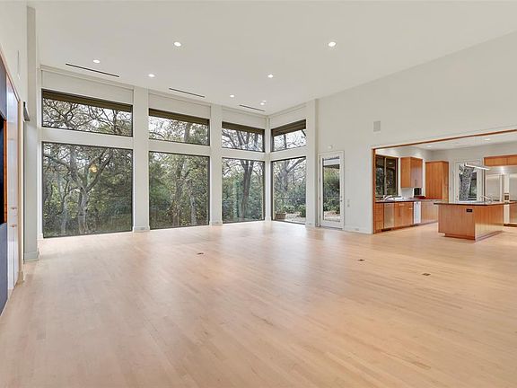 5th image of 10045 Surrey Oaks Dr