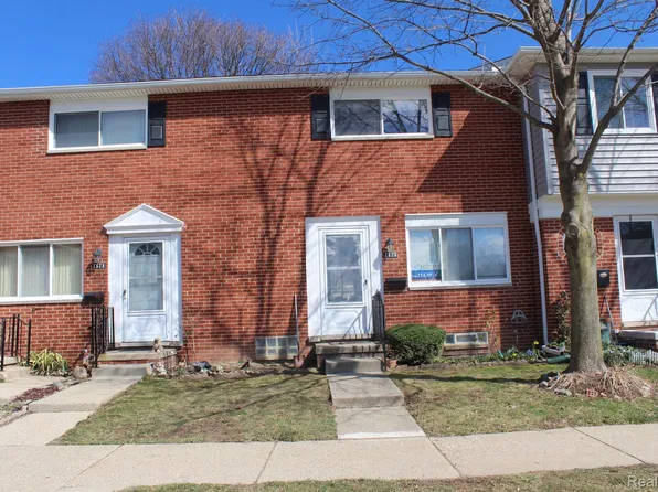 2626 Patrick Henry Ct, Auburn Hills, MI 48326