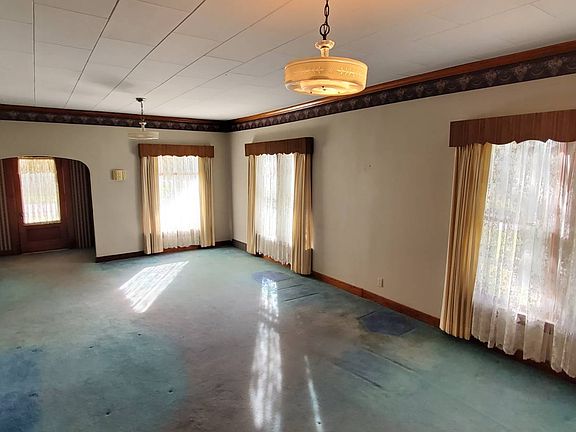 3rd image of 400 E Oak St