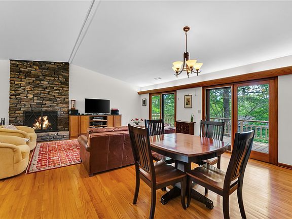 5th image of 1000 E Oaks Manor Dr